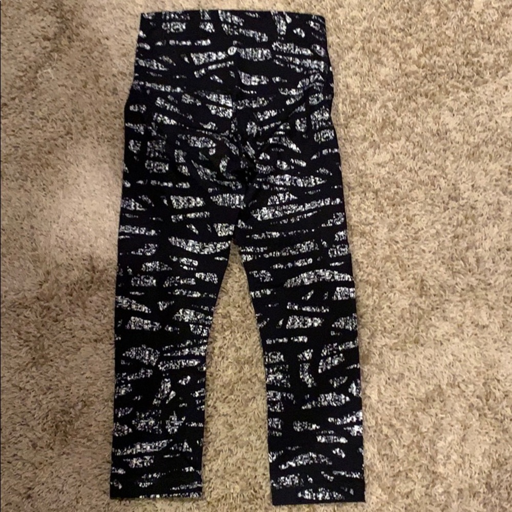 Lululemon legging size 4 black/white pattern
